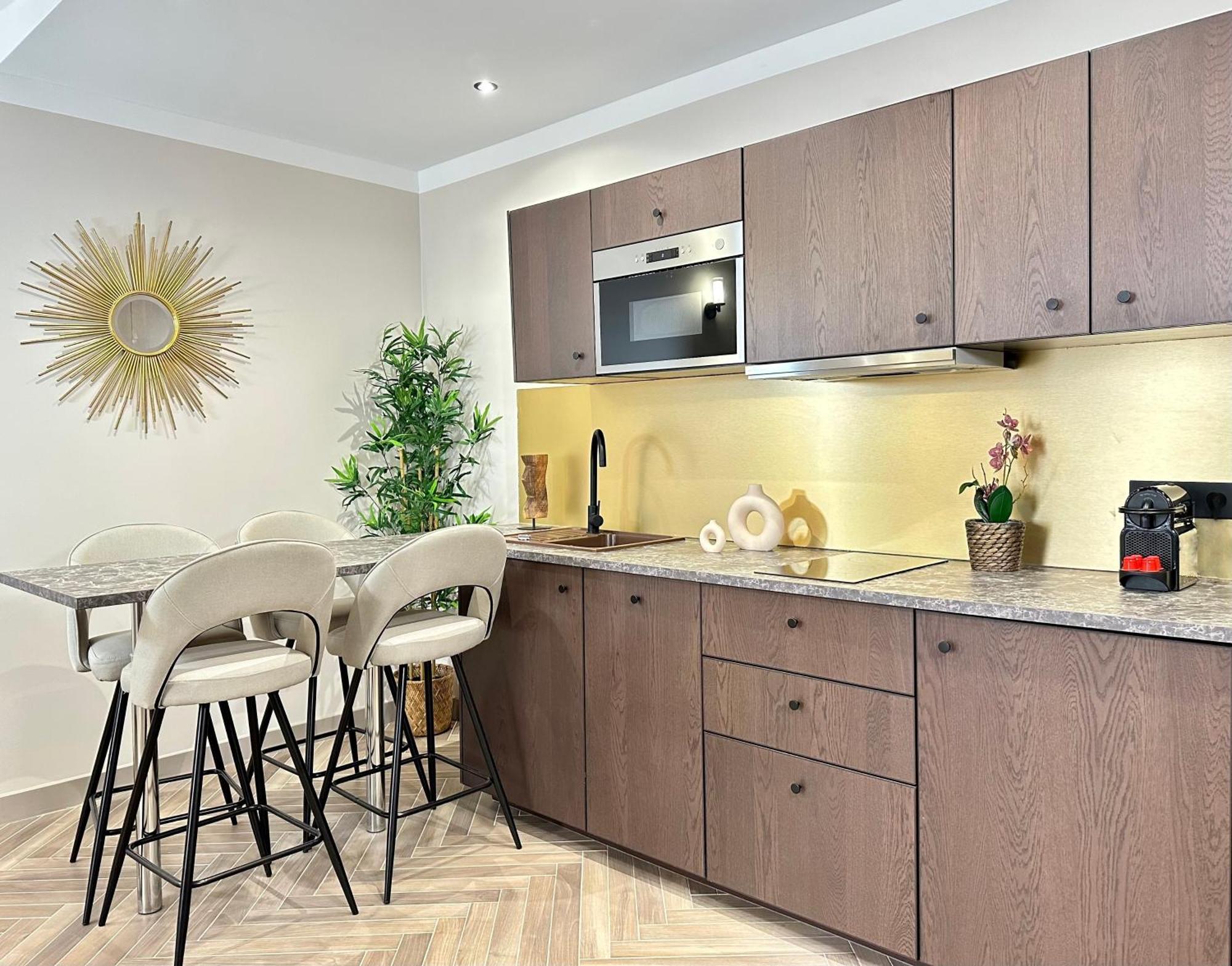 Charming Apartment With Eiffel Tower View Paris Exterior photo